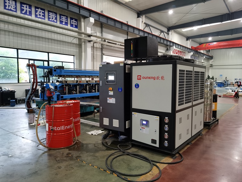 碳纖維復合材料，機翼成型，PLC模溫機＋冷水機