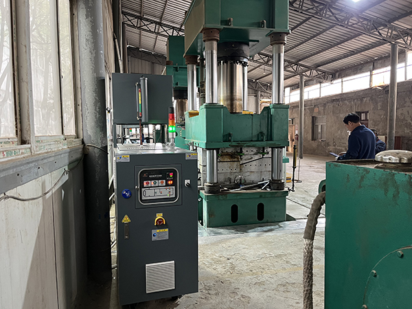 PVC電樁外殼生產(chǎn)熱壓機(jī)模溫機(jī)